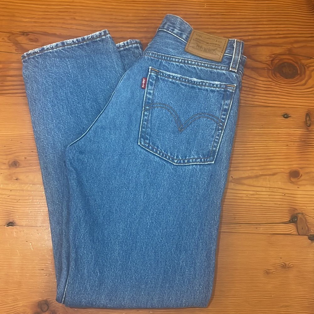 Levi’s wedgie straight. High waisted straight leg. Cropped. Like new condition.